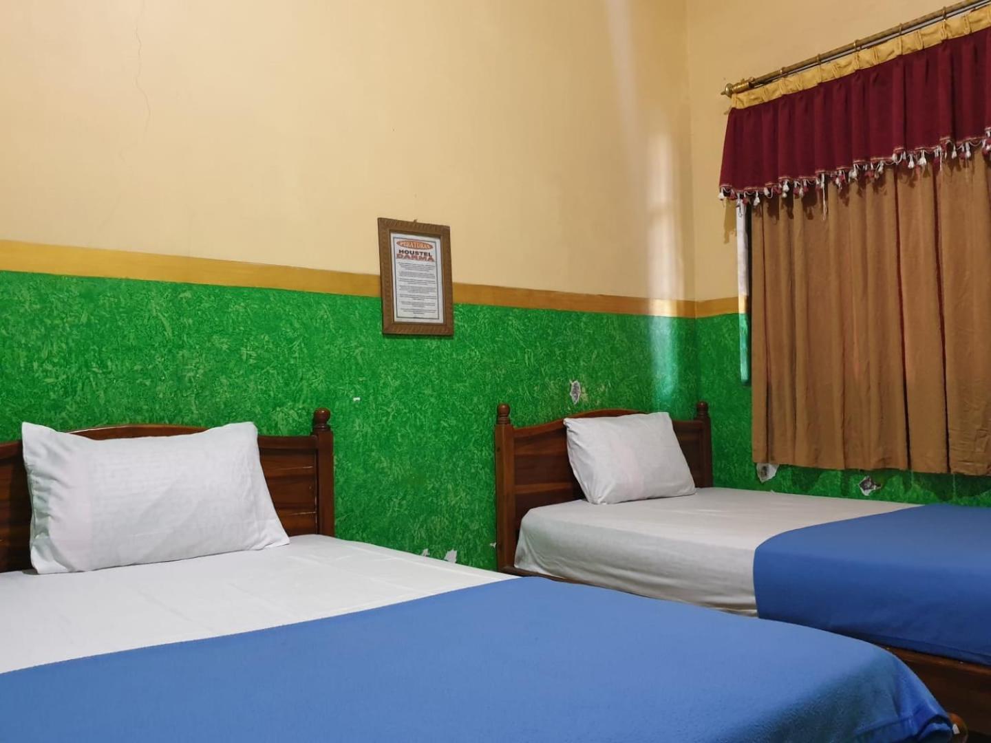 Oyo 92693 Houstel Darma Syariah Hotel Probolinggo Bagian luar foto